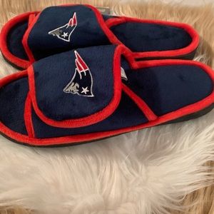 PATRIOTS MALE NAVY SLIPPERS.